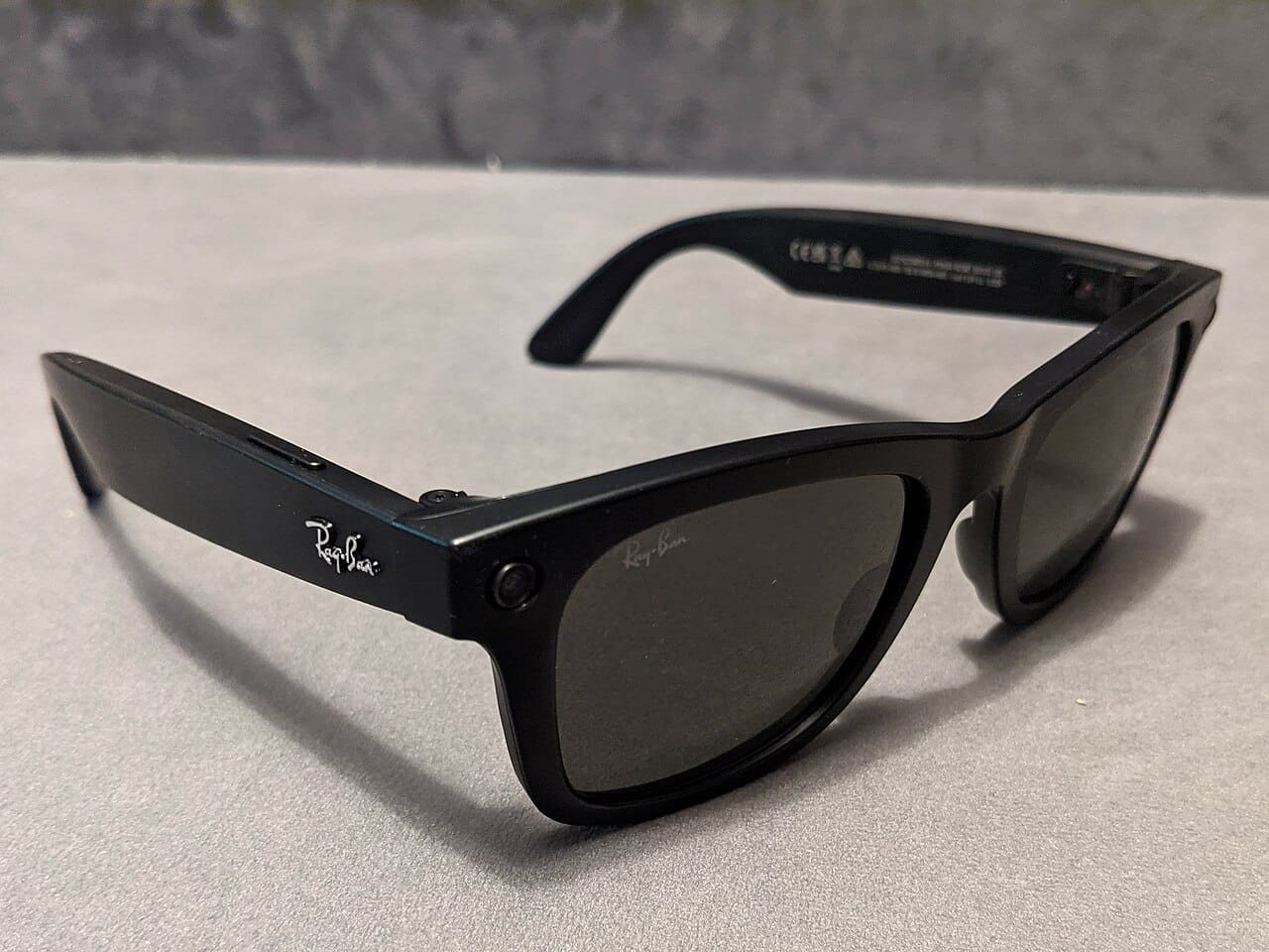 ray-ban wayfarers with meta tech